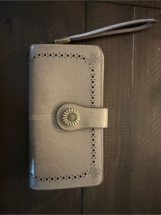 Lavemi Handbags - Gray Floral Accent Wallet with Wrist Strap